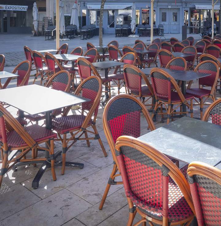 Une terrasse soigneusement aménagée pour les moments gourmands